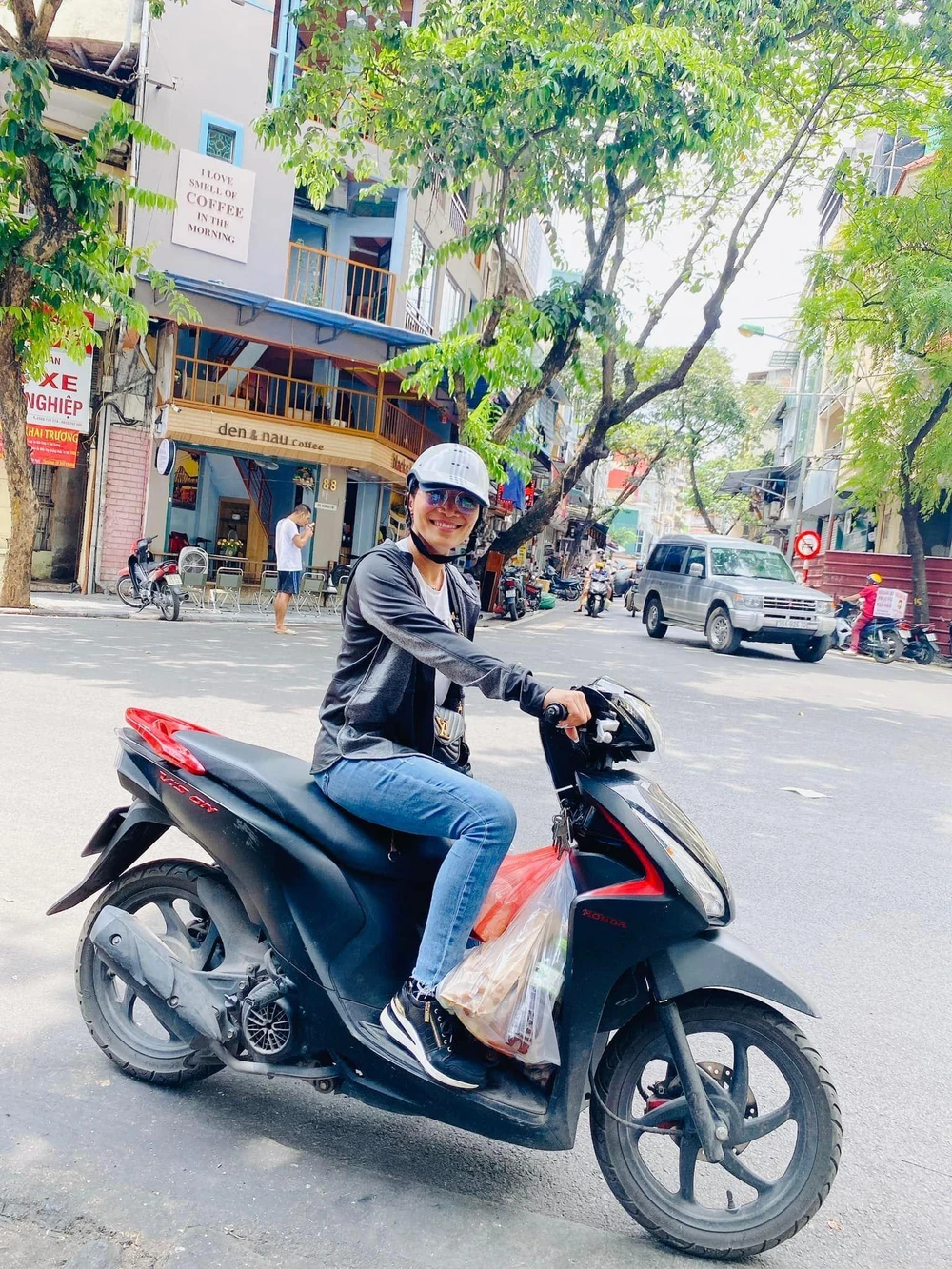 Nữ ca sĩ cũng nhanh chóng trở lại hình ảnh cô gái Việt đi xe máy lượn quanh phố xá