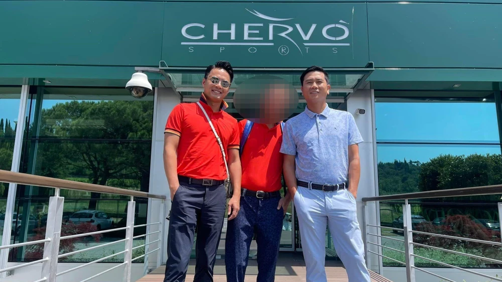 Hồ Hoài Anh và Hồng Đăng trong chuyến đi nước ngoài. Ảnh: FBNV.