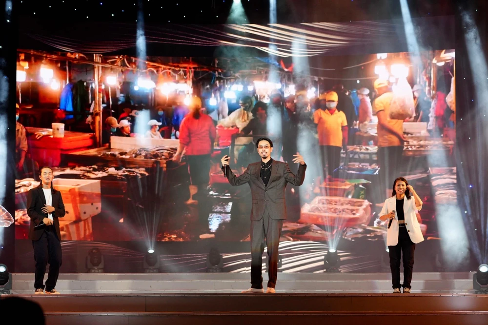 . Dù bị lỗi về âm thanh nhưng Đen Vâu vẫn cháy hết mình trên sân khấu. Ảnh: HỮU HẠNH.