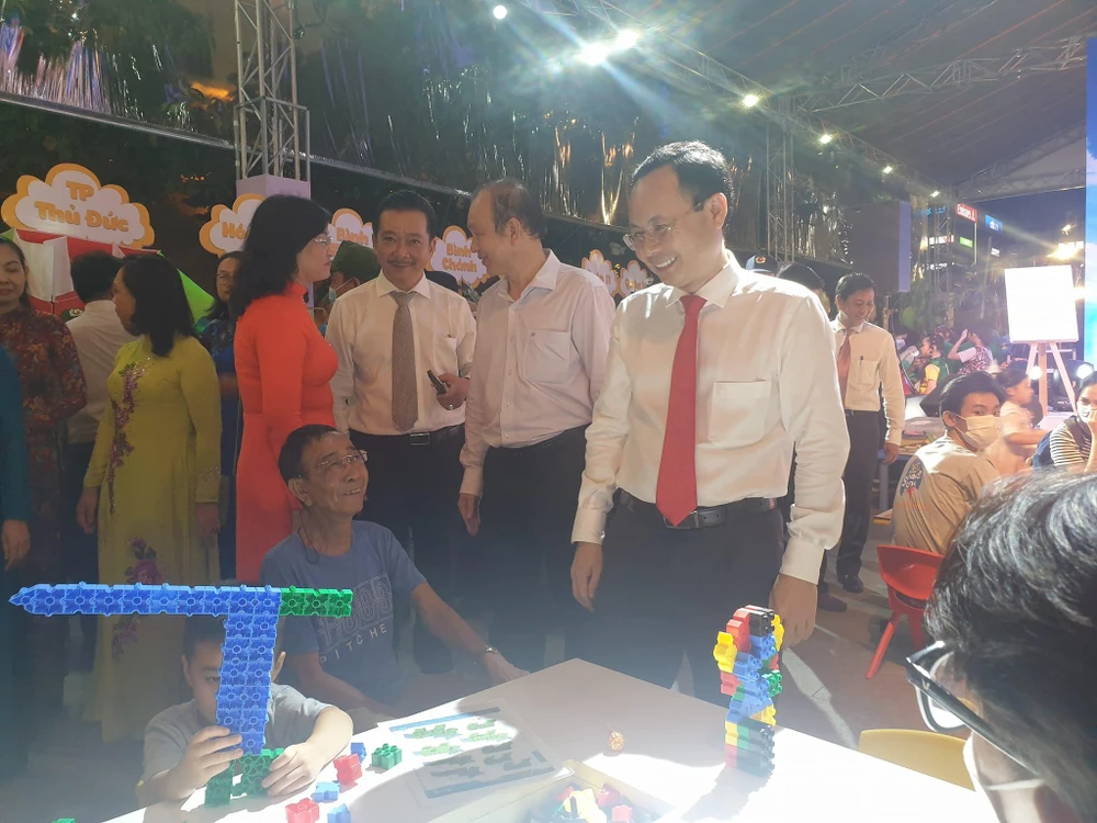 Lãnh đạo thành phố xem các bé vui chơi tại lễ khai mạc. Ảnh: V.HÀ.