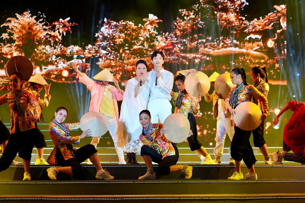 NSND Bạch Tuyết cùng Hoàng Dũng thể hiện ca khúc "Về nghe mẹ ru". Ảnh: HỮU HẠNH.