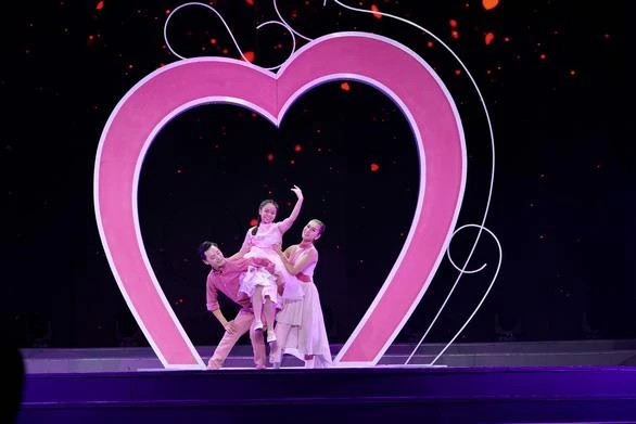 Bài múa Vòng tay do các nghệ sĩ Đình Lộc, Xuân Thảo, Quỳnh Hân thể hiện. Ảnh: HỮU HẠNH