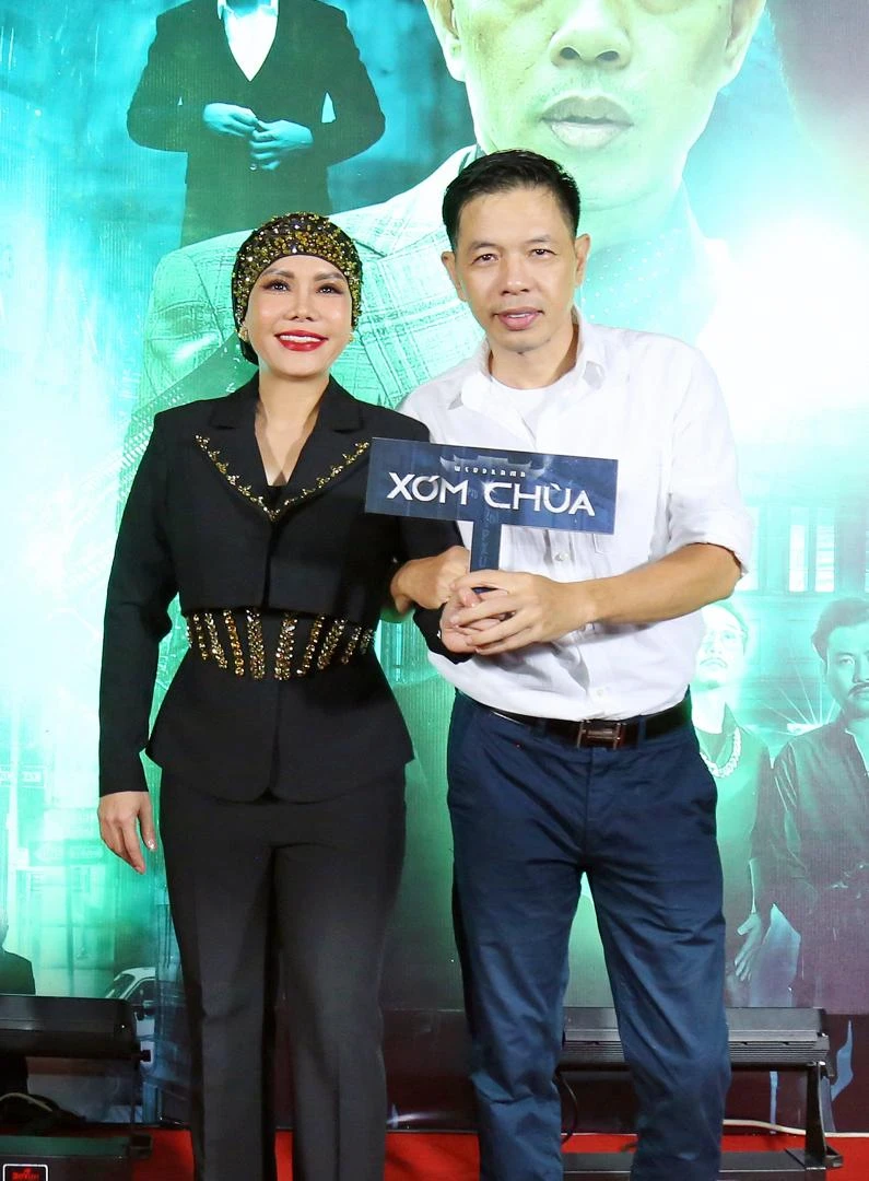 Việt Hương và Thái Hoà trong buổi họp báo ra mắt Web drama vào tối 1-7. Ảnh: NSCC.