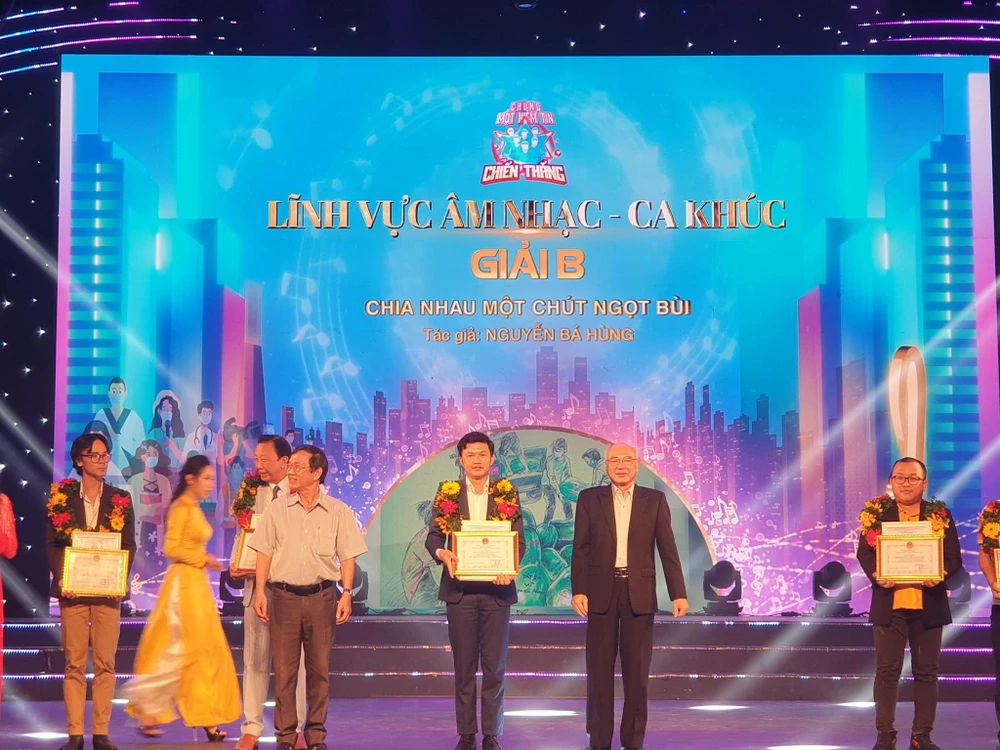 Nhạc sĩ Nguyễn Bá Hùng nhận giải B với ca khúc "Chia nhau một chút ngọt bùi". Ảnh: V.H