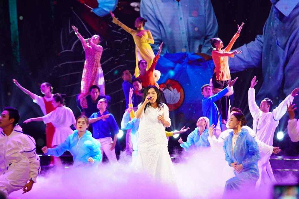 Ca sĩ Phương Thanh biểu diễn tại chương trình.