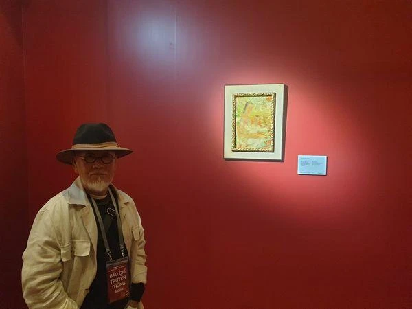 Hoạ sĩ Trịnh Cung tham dự và dành nhiều chia sẻ tại buổi triển lãm tranh. Ảnh: VĂN HÀ.