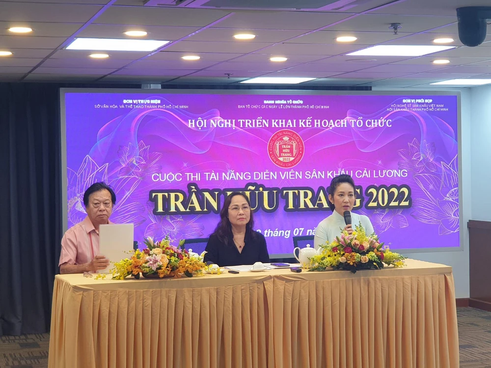 Từ trái sang: NSND Trần Ngọc Giàu, NSND Trịnh Thúy Mùi và NSƯT Thanh Thúy chủ trì cuộc họp. Ảnh: VĂN HÀ.