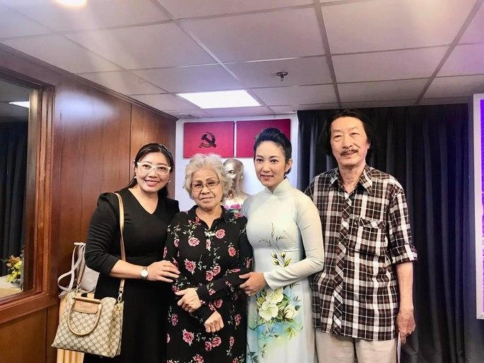 NSƯT Ca Lê Hồng (giữa) cùng họa sĩ Hồng Vân, NSƯT Nguyễn Thị Thanh Thúy, họa sĩ Lê Văn Định tại hội nghị. Ảnh: H.K.