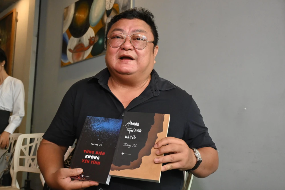 Ra mắt cùng lúc hai tiểu thuyết, nhà văn Thương Hà cho thấy “sức viết” tràn đầy của mình. Nhà thơ Trần Hoàng Nhân cũng phải xuýt xoa về sức viết của của nữ nhà văn: "Trong 2 năm in 6 tiểu thuyết, tác giả này viết khoẻ thật". Ảnh: H.K.