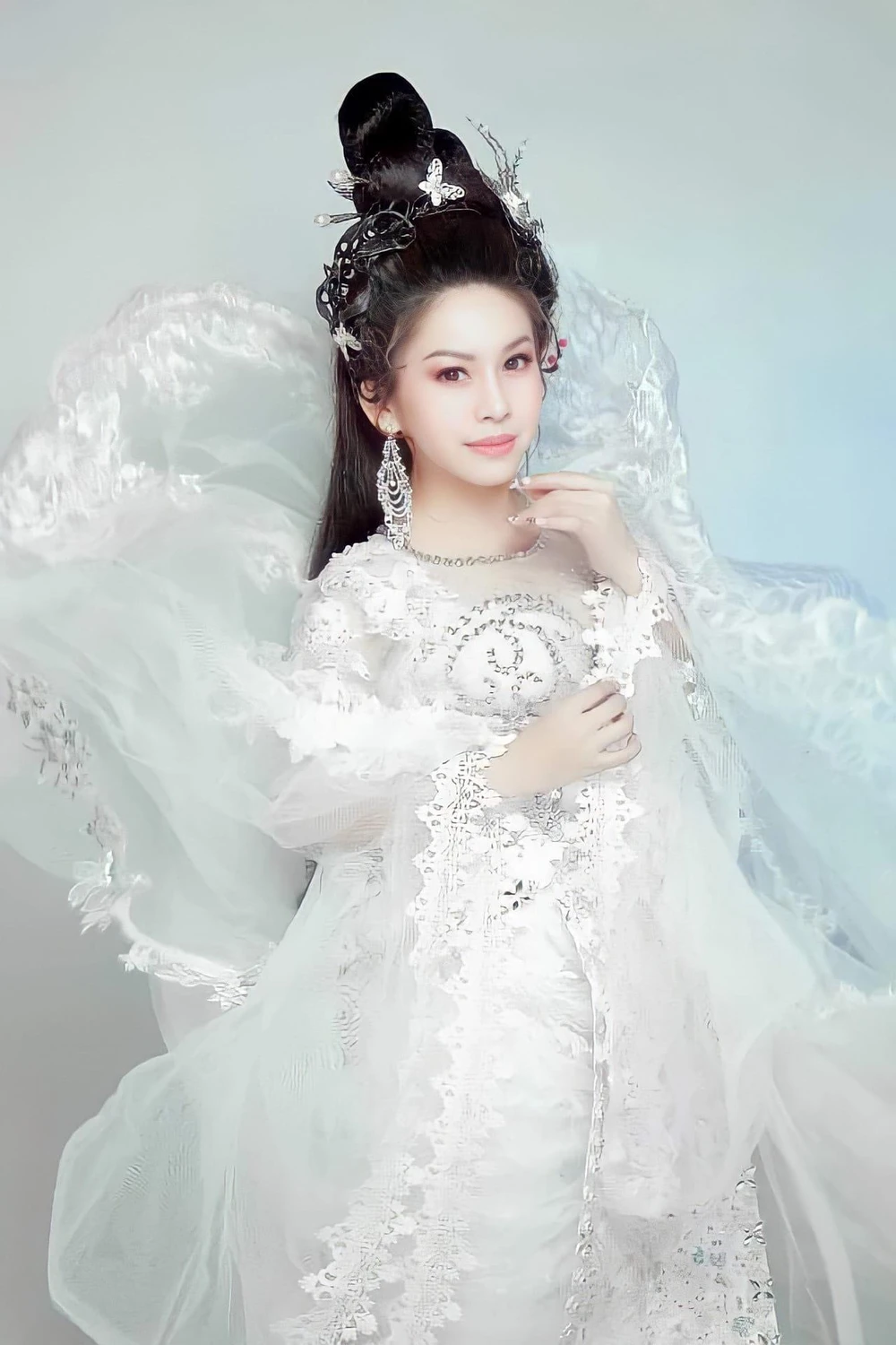 Nghệ sĩ Bình Tinh đang cố gắng dẫn dắt đoàn Huỳnh Long sau nhiều mất mát của gia tộc. Ảnh: NVCC