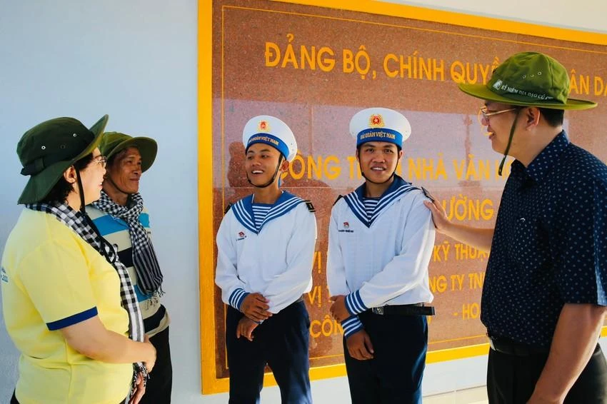 Ông Nguyễn Hồ Hải (bìa phải) và bà Tô Thị Bích Châu (bìa trái) hỏi thăm, động viên các chiến sĩ tại Trường Sa (tháng 5-2022). Ảnh: Đại Thắng