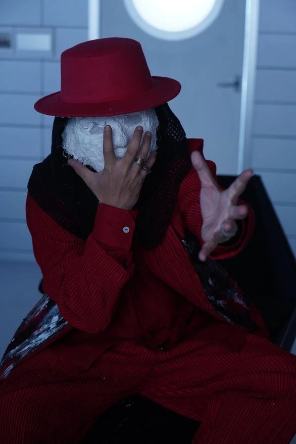 Tạo hình mới lạ của Hà Lê trong MV Khói. Ảnh: NVCC.