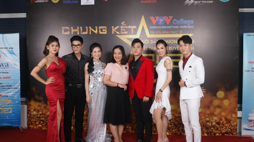 Tốp 6 thí sinh đêm chung kết cuộc thi người dẫn chương trình năm nay. Ảnh: NGỌC TRĂM.