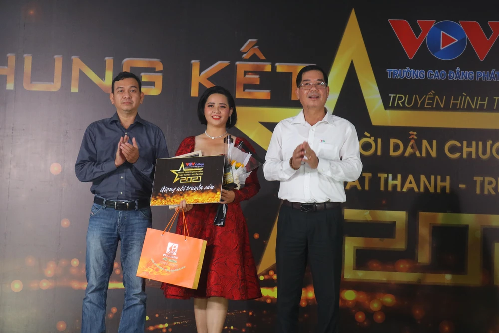 Thí sinh Đào Thanh Việt Phương (tốp 10 cuộc thi) nhận được giải giọng nói truyền cảm. Ảnh: NGỌC TRĂM.