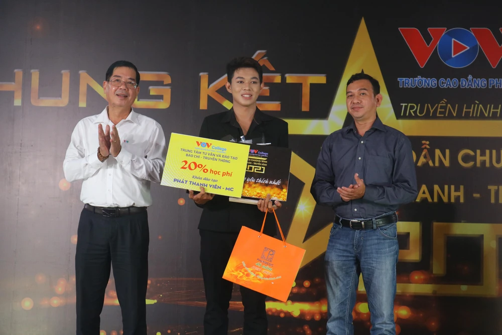 Nguyễn Minh Hiếu (dừng chân ở top 16) nhận giải thí sinh được yêu thích nhất. Ảnh: NGỌC TRĂM.