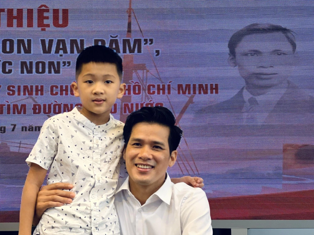 Nghệ sĩ Minh Hải và con trai- bé Anh Đức. Ảnh: H.K. Nghệ sĩ Minh Hải và con trai- bé Anh Đức. Ảnh: H.K.