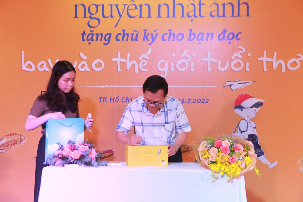 Nhà văn Nguyễn Nhật Ánh ký tặng trên bộ boxset "Thời thơ ấu dài lâu"- Vàng ấm áp của NXB Trẻ vừa phát hành. Ảnh: BTC.