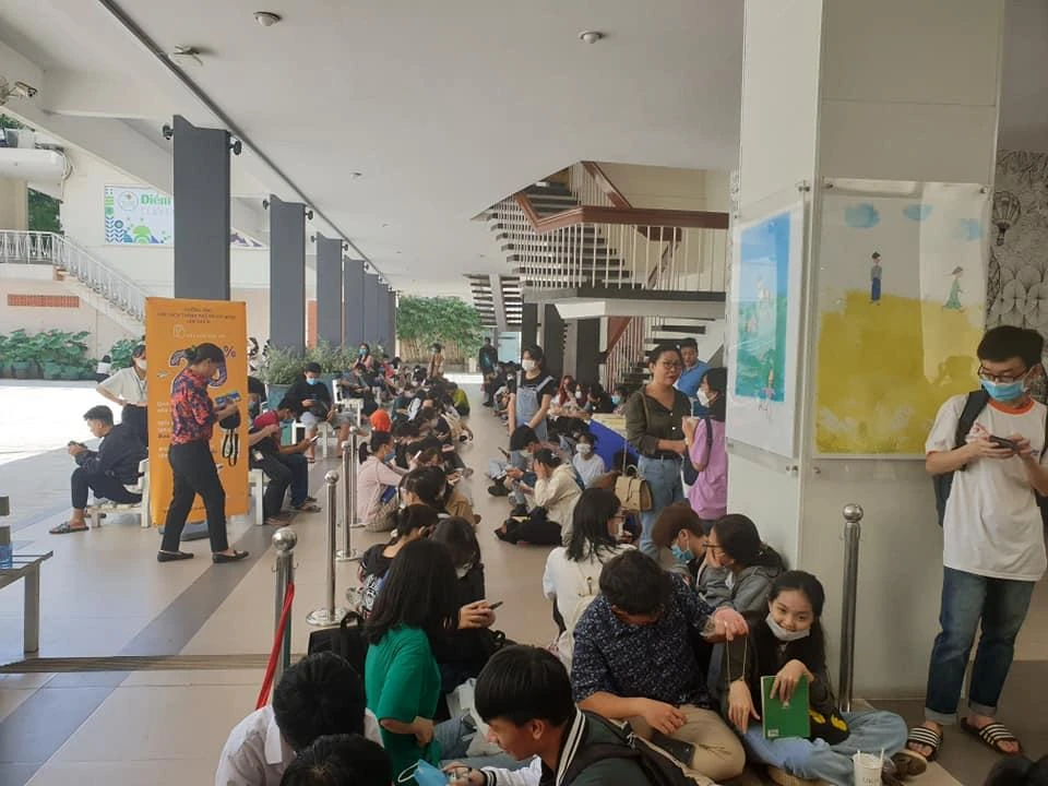 Đông đảo độc giả đến xếp hàng từ sớm tại buổi tặng chữ ký của nhà văn Nguyễn Nhật Ánh. Ảnh: VĂN HÀ.