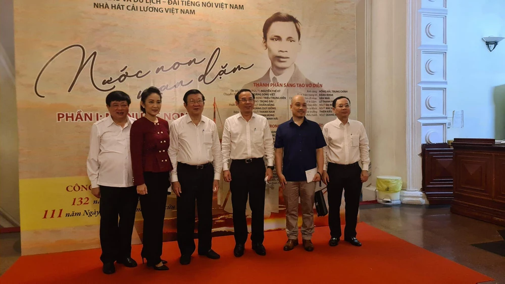 Nguyên Chủ tịch nước Trương Tấn Sang và Bí thư Thành ủy TP.HCM Nguyễn Văn Nên (thứ hai và ba, từ trái sang) tại đêm công diễn vở "Nợ nước non". Ảnh: V.H