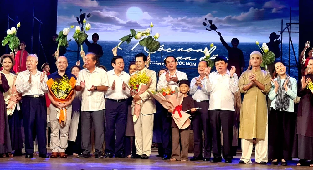 Nguyên Chủ tịch nước Trương Tấn Sang (giữa bên trái) cùng Bí thư Nguyễn Văn Nên (giữa bên phải) chụp hình cùng các diễn diễn viên vào cuối vở diễn. Ảnh: V.H