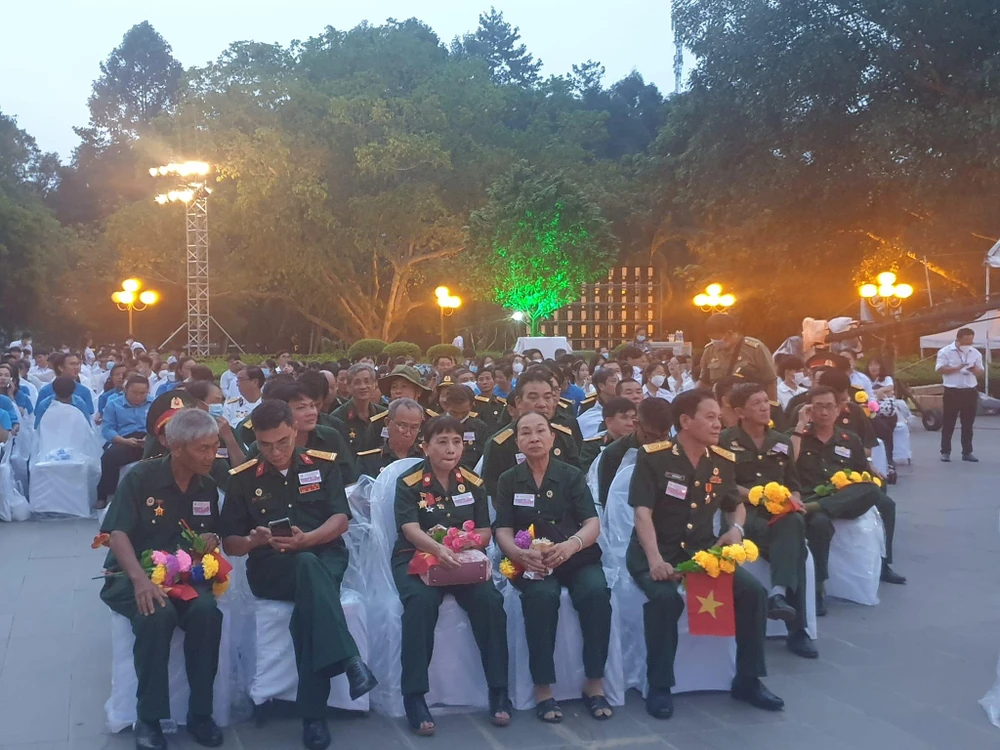 Nhiều chiến sĩ cách mạng có mặt từ sớm tại điểm cầu Bến Dược Củ Chi. Ảnh: HÀ NGUYỄN