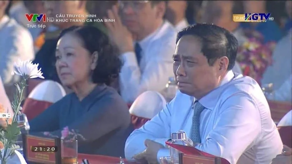 Thủ tướng Phạm Minh Chính không kìm được nước mắt khi nghe ca khúc "Màu hoa đỏ". Ảnh: Chụp màn hình