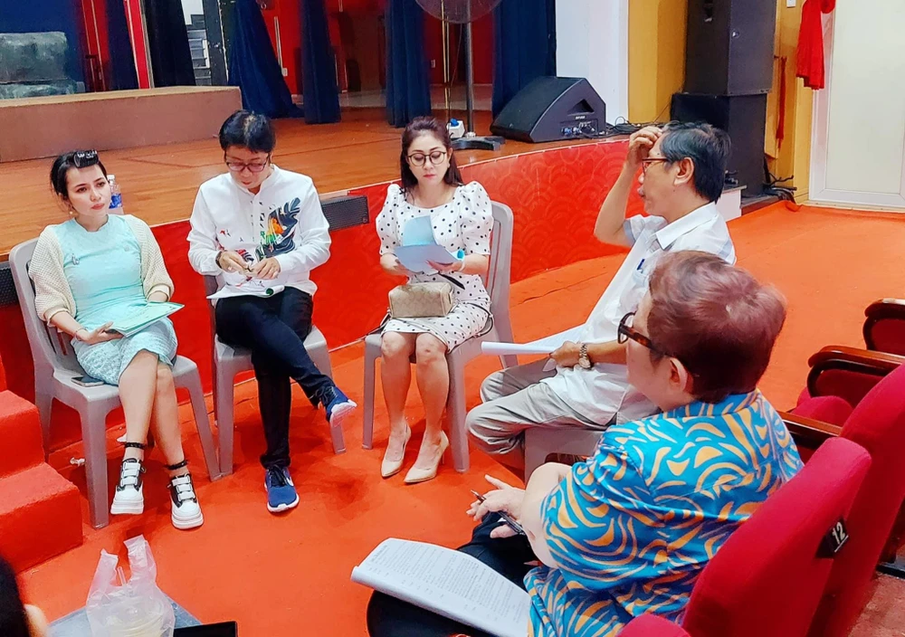 Những ngày qua, NSƯT Thoại Mỹ tập luyện cùng đồng nghiệp, chuẩn bị cho vở cải lương mới "Đêm trước ngày hoàng đạo". Ảnh: FBNV. Những ngày qua, NSƯT Thoại Mỹ tập luyện cùng đồng nghiệp, chuẩn bị cho vở cải lương mới "Đêm trước ngày hoàng đạo". Ảnh: FBNV.