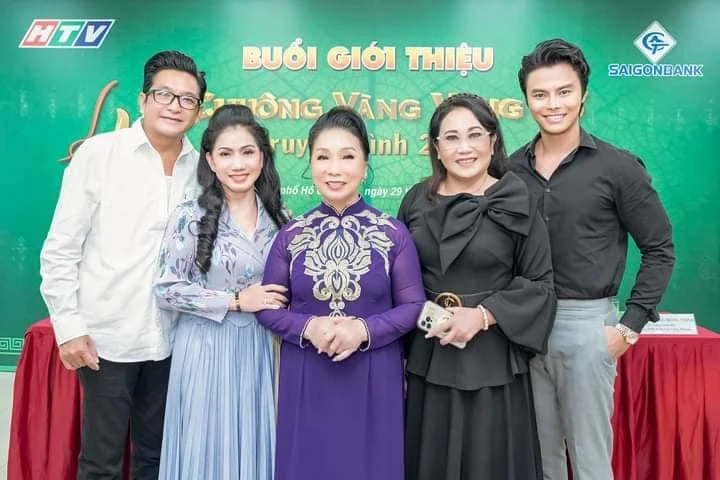 NSƯT Trọng Phúc (bìa trái) cùng các nghệ sĩ tại buổi giới thiệu chương trình Chuông vàng vọng cổ 2022. Ảnh: V.H.