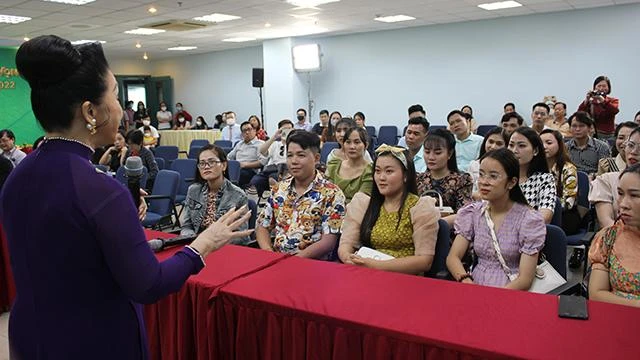 28 thí sinh chăm chú lắng nghe những lời khuyên từ NSND Bạch Tuyết. Ảnh: H.K.