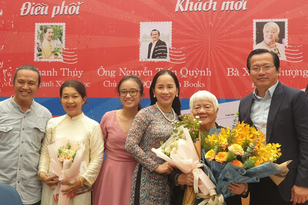 Các diễn giả chụp hình cùng khán giả tham dự. Ảnh: VĂN HÀ.