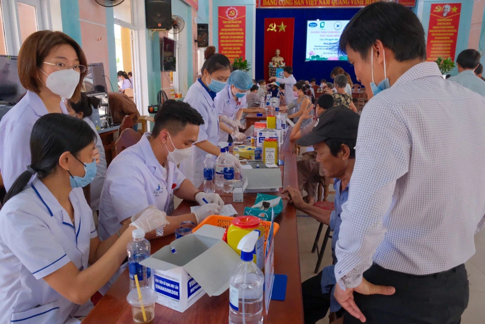 Các bác sĩ đang khám bệnh cho người dân ở xã Điện Phương, thị xã Điện Bàn, tỉnh Quảng Nam.