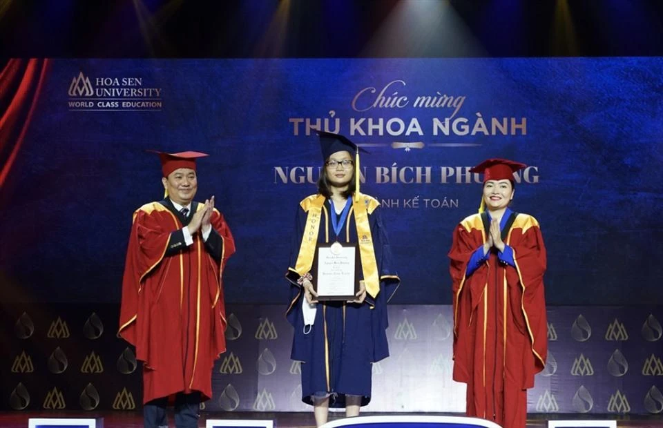 Lễ trao bằng tốt nghiệp cho các tân cử nhân của ĐH Hoa Sen. Ảnh: HSU