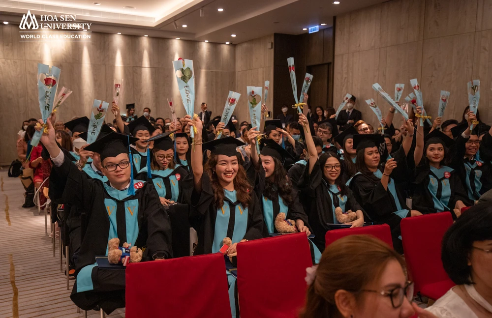 Trang phục tốt nghiệp cho sinh viên chương trình Vatel - chương trình liên kết đào tạo cấp bằng Cử nhân Quản lý khách sạn – Nhà hàng Quốc tế giữa HSU và Trường Kinh doanh Quốc tế Quản lý du lịch và khách sạn Vatel thuộc Vatel Development (Cộng Hòa Pháp). Ảnh: HSU