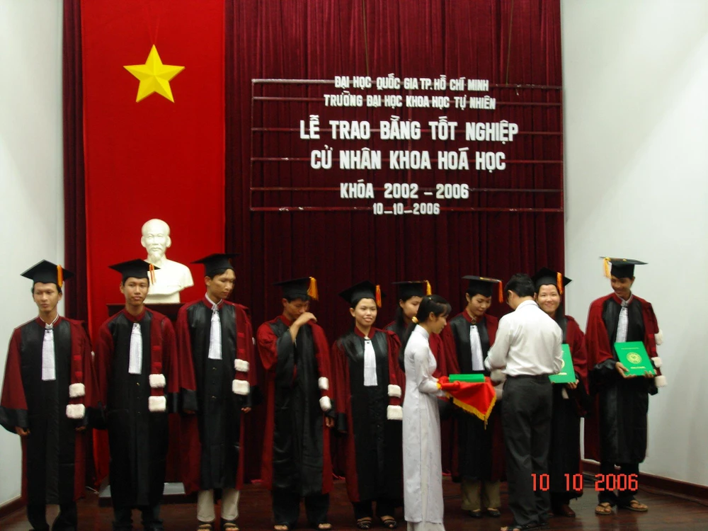 Lễ phục tốt nghiệp của các tân cử nhân ĐH Khoa học Tự nhiên (ĐH Quốc gia TP.HCM) năm 2006. Ảnh: Ngọc Thạch