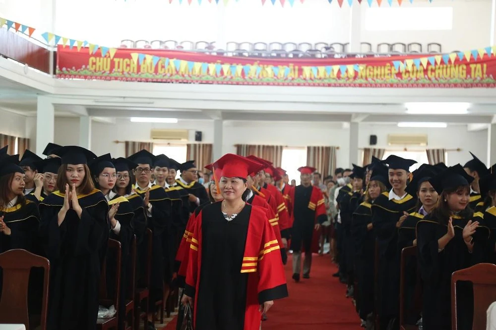 Lễ phục trong lễ tốt nghiệp của các giảng viên cũng như các tân cử nhân của Trường ĐH Kinh tế (ĐH Đà Nẵng) với các màu chủ đạo là đỏ, vàng và đen.