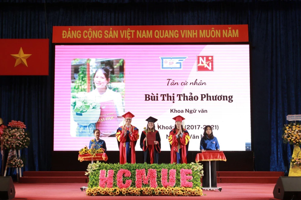 Lãnh đạo Trường ĐH Sư Phạm trao bằng tốt nghiệp cho sinh viên tốt nghiệp cử nhân. Ảnh: THẢO PHƯƠNG