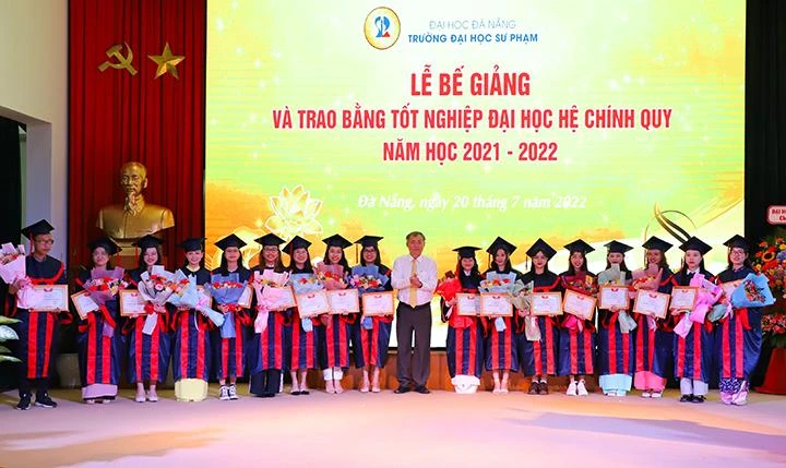 PGS.TS Lưu Trang – Hiệu trưởng Nhà trường trao bằng tốt nghiệp và khen thưởng cho các sinh viên tốt nghiệp loại Xuất sắc. Ảnh: Mai Quang.