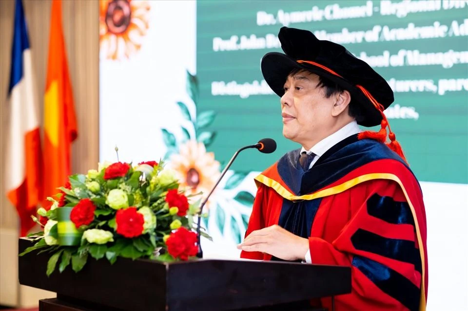 PGS.TS Trần Tiến Khoa - Hiệu trưởng nhà trường trong trang phục trao bằng tốt nghiệp cho học viên - phát biểu trong lễ tốt nghiệp chương trình thạc sĩ Quản trị Kinh doanh Quốc tế, liên kết giữa Trường Đại học Quốc tế và Đại học Quản trị Paris. Ảnh: FB nhà trường.