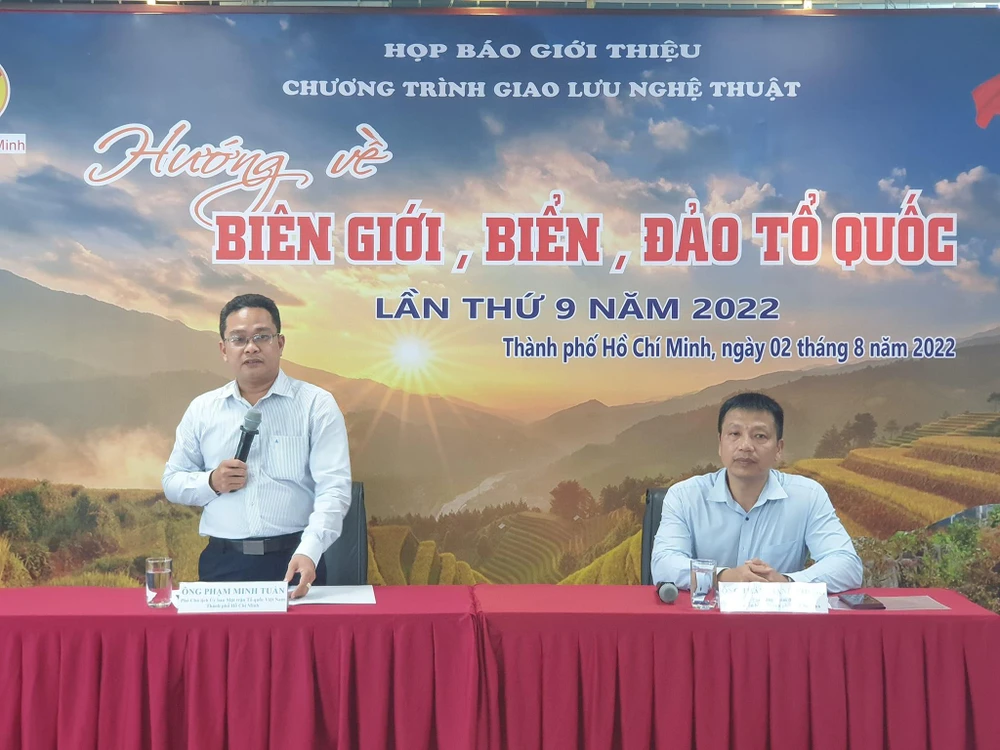 Ông Phạm Minh Tuấn, Phó Chủ tịch UBMTTQ TP. HCM chia sẻ về chương trình tại buổi họp báo. Ảnh: HÀ NGUYỄN