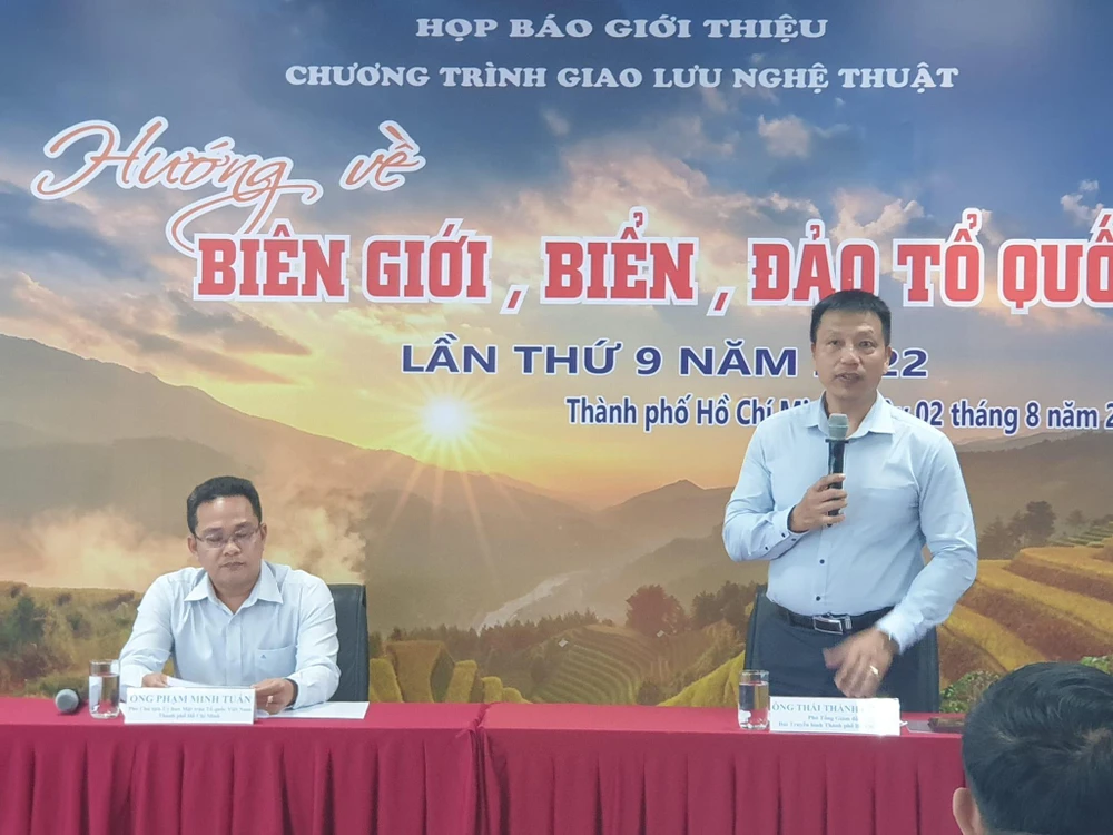 Ông Thái Thành Chung, Phó Tổng Giám đốc Đài Truyền hình thành phố hi vọng chương trình dù mang tính tổng kết nhưng vẫn đọng lại trong lòng khán giả tình cảm, hình ảnh những con người ngày đêm gian khổ bảo vệ từng hải lý biển đảo của tổ quốc. Ảnh: HÀ NGUYỄN.