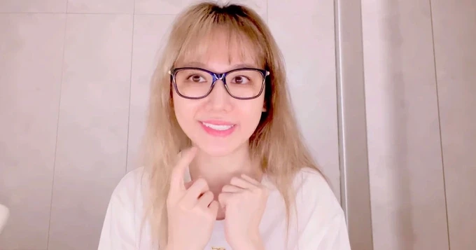 Hari Won chia sẻ về gương mặt bị lệch khi cười trong video đăng tải. Ảnh: Chụp màn hình.