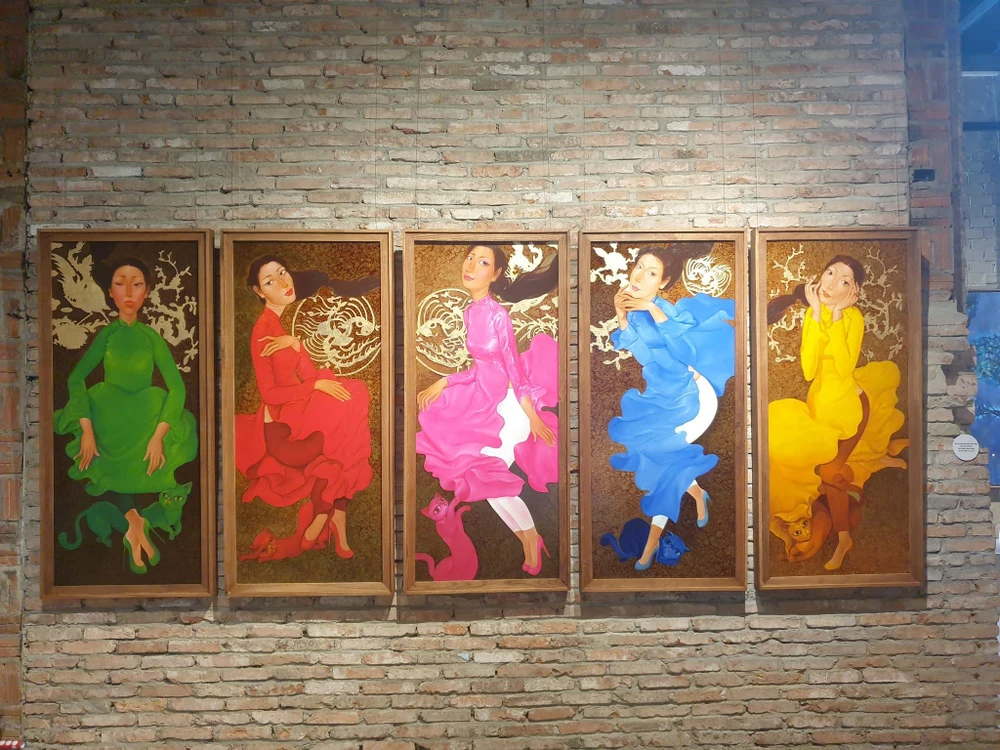 Bộ tranh 5 tấm mang tên "Ngũ sắc 1" của Đặng Thị Thu An. Ảnh: VĂN HÀ.