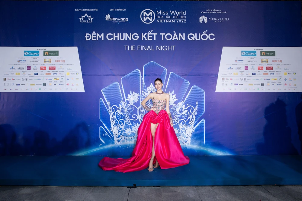 Hoa hậu Thế giới Việt Nam Lương Thùy Linh khoe vòng 1 gợi cảm. Chỉ còn vài giờ nữa, người đẹp sẽ trao vương miện cho người kế nhiệm.