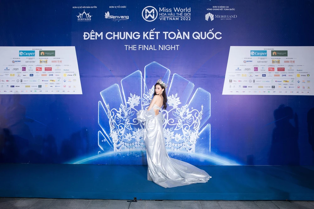 Ngay khi vừa xuất hiện, Hoa hậu Thùy Tiên đã trở thành tiêu điểm trên thảm đỏ Chung kết tối nay.