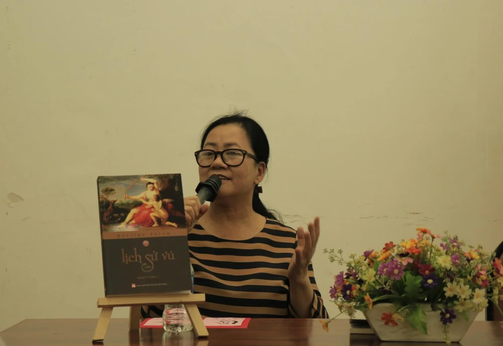 Bác sĩ Lê Tự Phương Chi, chuyên gia sản phụ khoa, bệnh viện Từ Dũ, chia sẻ tại buổi trò chuyện. Ảnh: VÕ THƠ