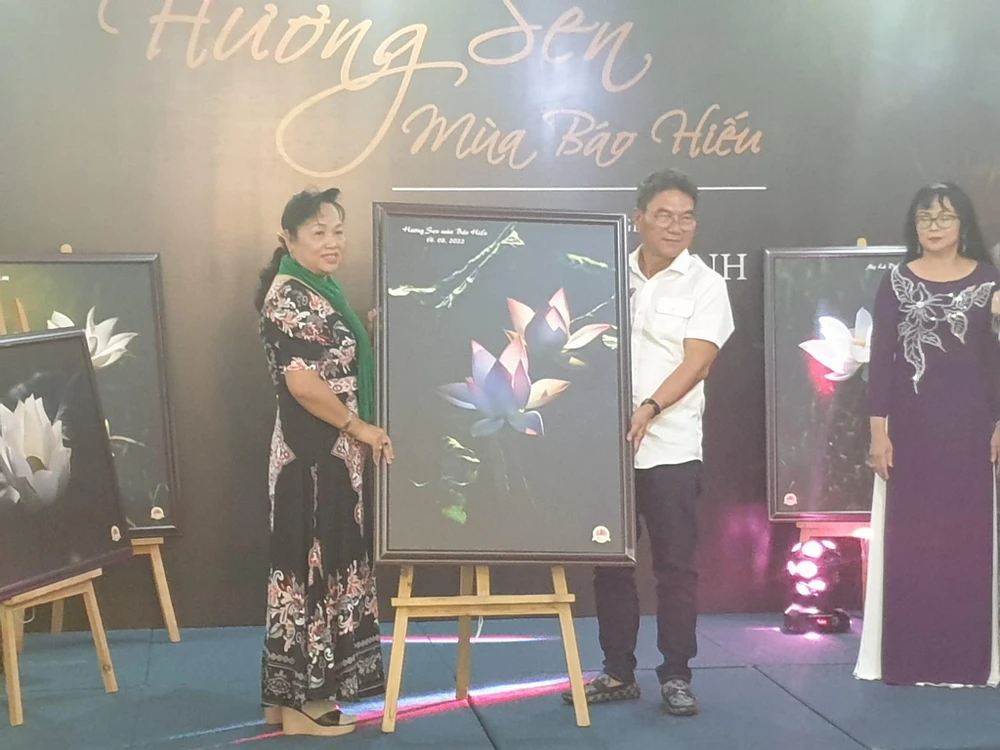 Một nhà sưu tập đấu giá thành công bức ảnh của nhiếp ảnh gia Thành Xuân Anh với giá 15 triệu đồng. Ảnh: HÀ NGUYỄN.