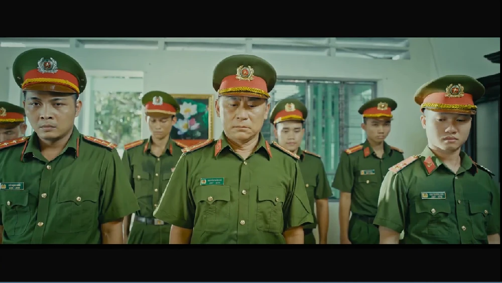 Nhờ sự giới thiệu của NSND Tạ Minh Tâm, nhạc sĩ Nguyễn Bá Hùng cùng ê-kíp đã được lãnh đạo Công an TP.HCM hỗ trợ để sản xuất một MV.