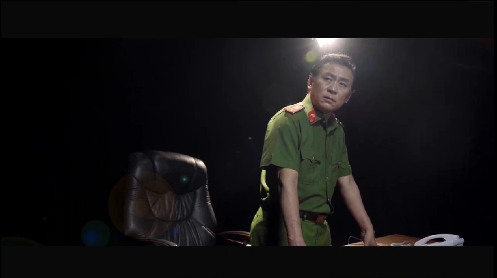 NSND Tạ Minh Tâm thể hiện hình ảnh người chiến sĩ Công an trong MV. Ảnh: Chụp màn hình.