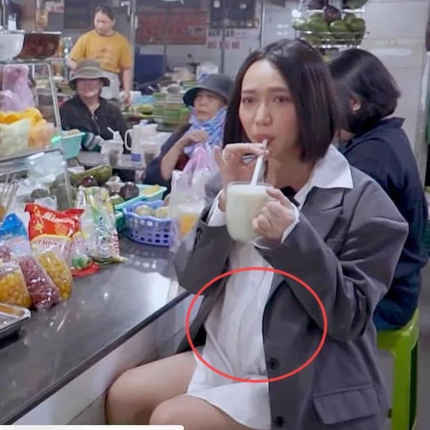 Trước đó, nữ diễn viên thường xuyên xuất hiện trong chiếc váy rất rộng trong một số Vlog riêng hay sự kiện truyền thông của phim "Bẫy ngọt ngào" khiến nhiều người khẳng định thông tin này.