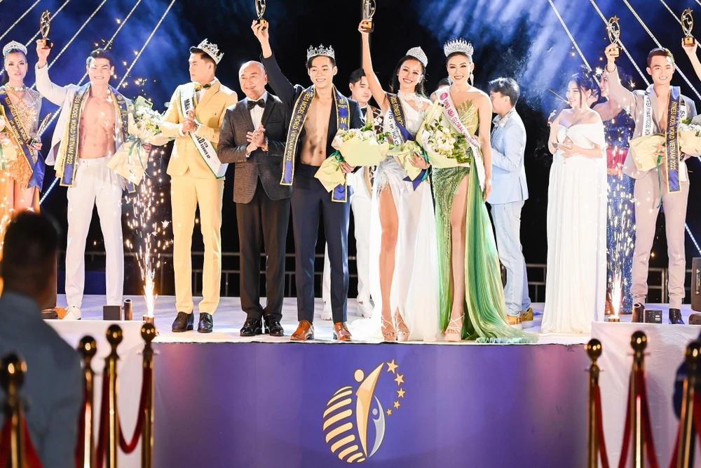 Giây phút đăng quang của Kim Minh Sơn và Lê Thị Diễm My. Ảnh: BTC Giây phút đăng quang của Kim Minh Sơn và Lê Thị Diễm My. Ảnh: BTC